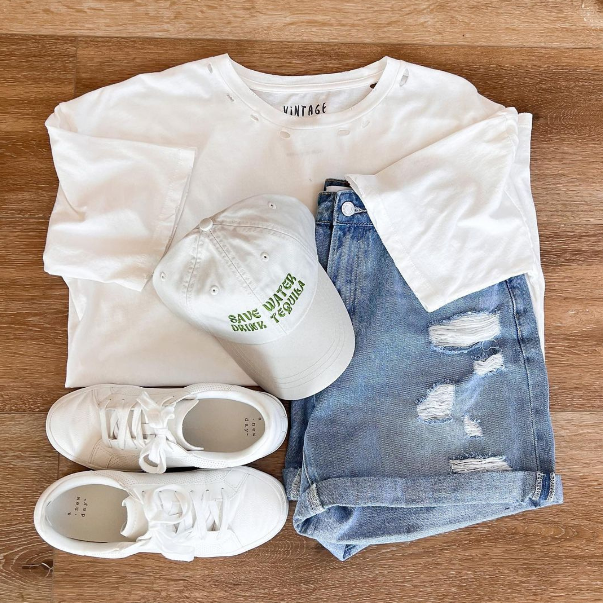 Effortlessly Stylish: 3-5 Ways to Rock a White Tee
